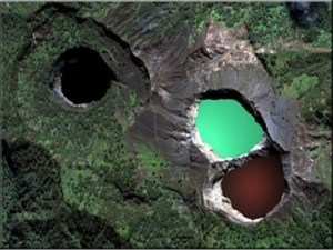 Luchtfoto van Kelimutu, waarop de verschillende kleuren heel duidelijk zijn