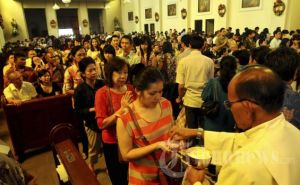 Kerstviering in een katholieke kerk in Bandung (West-Java)