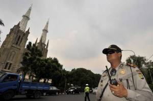 Een agent houdt de wacht bij de Kathedraal van Jakarta