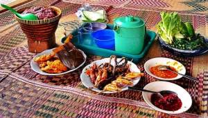 Maaltijd in Punclut, met links de rode rijst