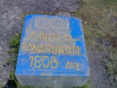 Een plaquette die het nulpunt van de Grote Postweg aangeeft in Anyer