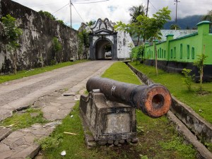 Het inmiddels enigszins vervallen Fort Oranje.