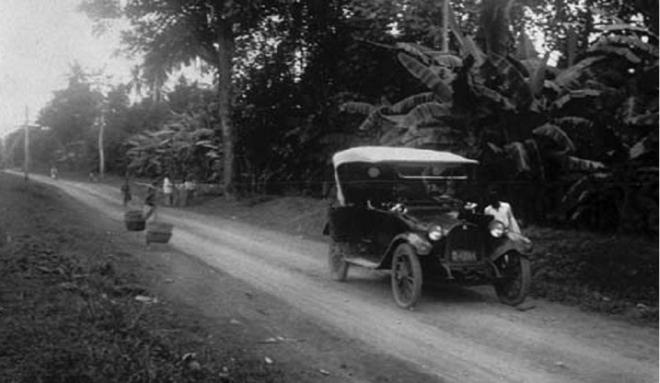 Een auto met een lekke band in de buurt van Tangerang (Banten)