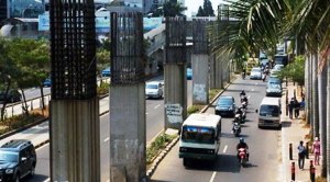 De ongebruikte pilaren van de monorail.