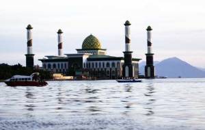 De Grote Moskee van Ternate, ook wel genaamd de 'drijvende moskee'