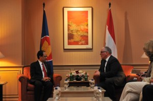 ASEAN secretaris-generaal Le Luong Minh en minister Timmermans