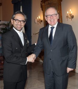Ministers Marty Natalegawa (Indonesië) en Frans Timmermans (Nederland)