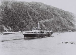 Het KPM-schip 'Van Imhoff' in de baai van Gorontalo (Sulawesi, rond 1930)