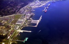 Olieverwerkende industrie in de haven van Balikpapan