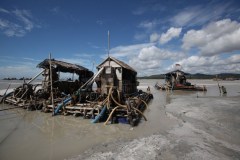 Machines voor de tinwinning op een vlot van bamboe, voor de kust van Billiton.