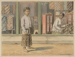 Een Javaans jongetje, uitgedost met een batik sarong en blangkon, loopt langs een batikwinkel. Getekend door J. van der Heyden in 1920. 