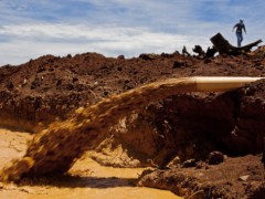 Een bauxietmijn in West-Kalimantan