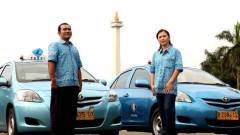 Chauffeurs van Blue Bird poseren in hun batikoverhemd.