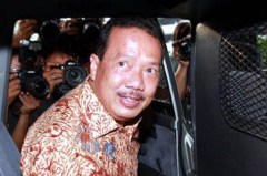 Burhanuddin Husein gevolgd door fotografen