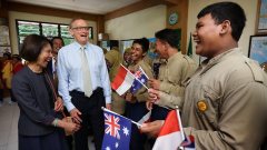 Minister Bob Carr op bezoek bij een middelbare school op Bali.
