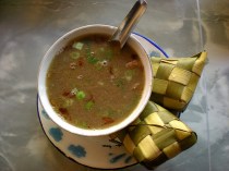 Coto Makassar met ketupat