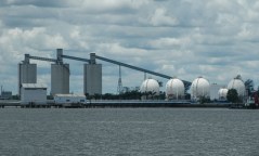 Olieraffinaderij in de haven Dumai (provincie Riau)