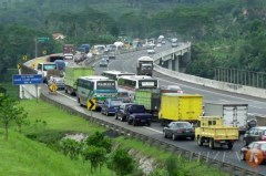 File op de bestaande tolweg tussen Jakarta en Bandung