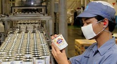 Een fabriek van melkfabrikant Friesche Vlag in Jakarta