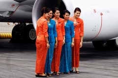Stewardessen van Garuda Indonesia met een kebaya-jurk in batikstijl.