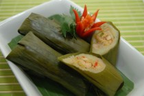 Gogoso: kleefruist omhuld met een banenblad en gevuld met een kippenmengsel