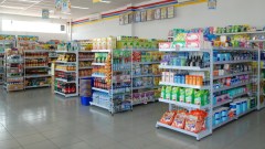 De binnenkant van een Indomaret: schoon, licht en overzichtelijk