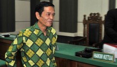 John Manuel Manoppo in de rechtszaal.