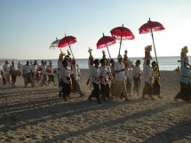 Optocht over het strand voor Melasti