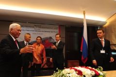 Ondertekening van een contract voor de 'kolenspoorlijn' in Oost-Kalimantan, gesteund door de Russische overheid (februari 2012)