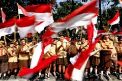 Schoolkinderen met de Indonesische vlag tijdens onafhankelijkheidsdag.