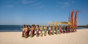 Een optocht op het strand, drie dagen voor Nyepi (Nusa Dua, Zuid-Bali)