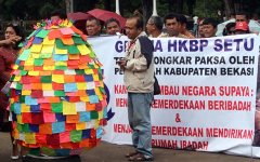 Het kleurige paasei met boodschappen voor de president.