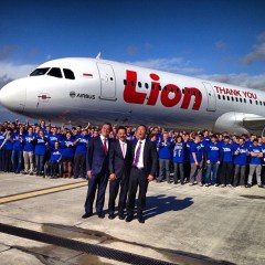 Medewerkers van Airbus poseren met Rusdi Kirana en een Lion Air-vliegtuig om te bedanken voor de bestelling (Toulouse, 18 maart 2013)