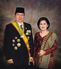 Een staatsieportret van president SBY en zijn vrouw Ani.