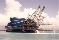 Een enorm baggerschip van PT Timah