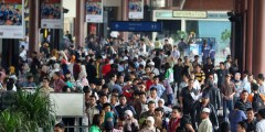 Grote drukte op het vliegveld Soekarno-Hatta bij Jakarta