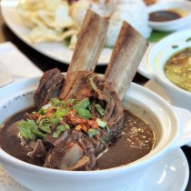 Sup Konro, met de runderribben en erg veel kruiden