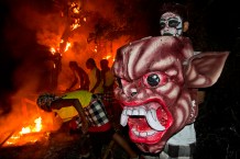 Het verbranden van de ogoh-ogoh, de avond voor Nyepi