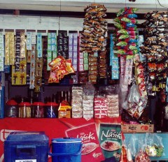 Bij deze warung bestaat het assortiment uit onder andere oploskoffie, snoepjes, chocolade en 'instant noodles'.