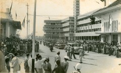 Een parade voor het Hotel Savoy Homann tijdens de Aziatisch-Afrikaanse Conferentie van 1955.