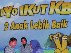 Een poster waarop staat "Kom op, doe mee met gezinsplanning. 2 kinderen is beter."