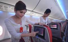 Een stewardess laat het nieuwe interieur zien van het Batik Air-vliegtuig.