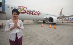 Een stewardess poseert voor het eerste Batik Air-vliegtuig, dat op 3 mei naar Manado zal vliegen.