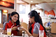 Indonesische meisjes met een BlackBerry.