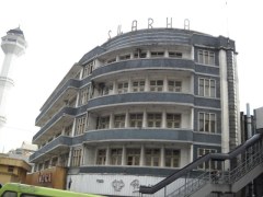 Het verlaten gebouw van Hotel Swarha staat direct naast de Grote Moskee van Bandung; de minaret is op de foto te zien.