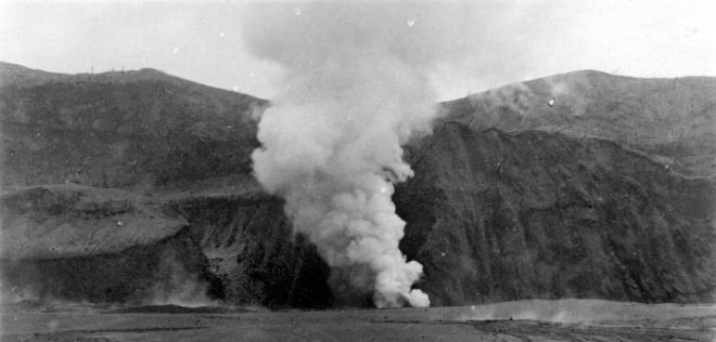 Een foto van de uitbarsting van de Kelud in 1919, uit het archief van het Tropenmuseum.