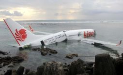 Het vliegtuig van Lion Air ligt, in twee stukken gebroken, in zee.