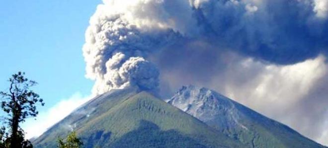 Een foto van een lichte uitbarsting van de Marapi in 2010.