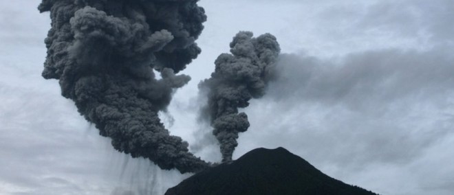 Een dubbele rookwolk komt uit de Sinabung tijdens de onverwachte uitbarsting in 2010.