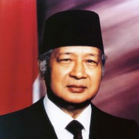 Staatsieportret van Soeharto aan het begin van zijn zesde termijn in 1993.